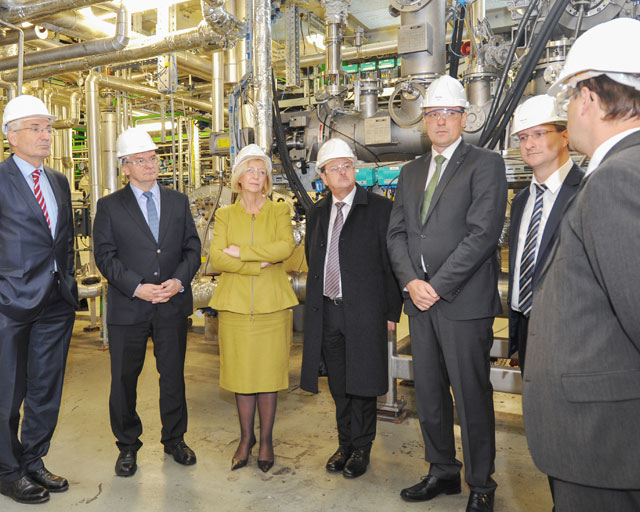 Photo: Prof. Bartke (right), Director of the Fraunhofer PAZ, leading a tour through the synthesis plant of the Pilot Plant Center. © Fraunhofer IWM, photo: Markus Scholz  (from left.: Prof. Dr. Alfred Gossner – Board Member Fraunhofer-Corporation | Dr. Reiner Haseloff – Prime minister Saxony-Anhalt | Prof. Dr. Johanna Wanka - Federal Minister for Education and Research| Frank Bannert - Councilmember of the Saale region | Prof. Dr. Ralf B. Wehrspohn - Leader Fraunhofer IWM | Prof. Dr. Alexander Böker - Leader Fraunhofer IAP | Prof. Dr.-Ing. Michael Bartke - Leader Fraunhofer PAZ)